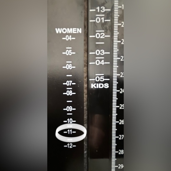 Tommy Bahama | ladies Relaxology lonna Leather Flip Flops. Size: 11 - Picture 12 of 16